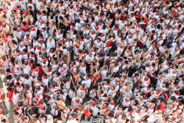 A crowd of people all wearing similar clothes, symbolizing an oversaturated niche full of similar content.